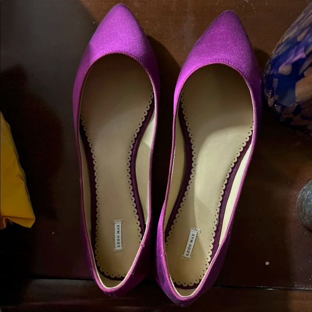 Size 8, Womens flats. Never worn. Bought online and seemed a little tight.